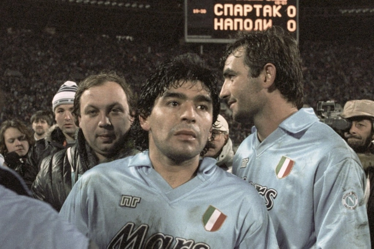 Maradonanın cırılmış köynəyi hərracda 179 min dollara satıldı