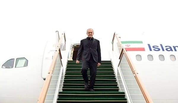 Pezeşkianın təyyarəsi Əlcəzairdə eniş etdi