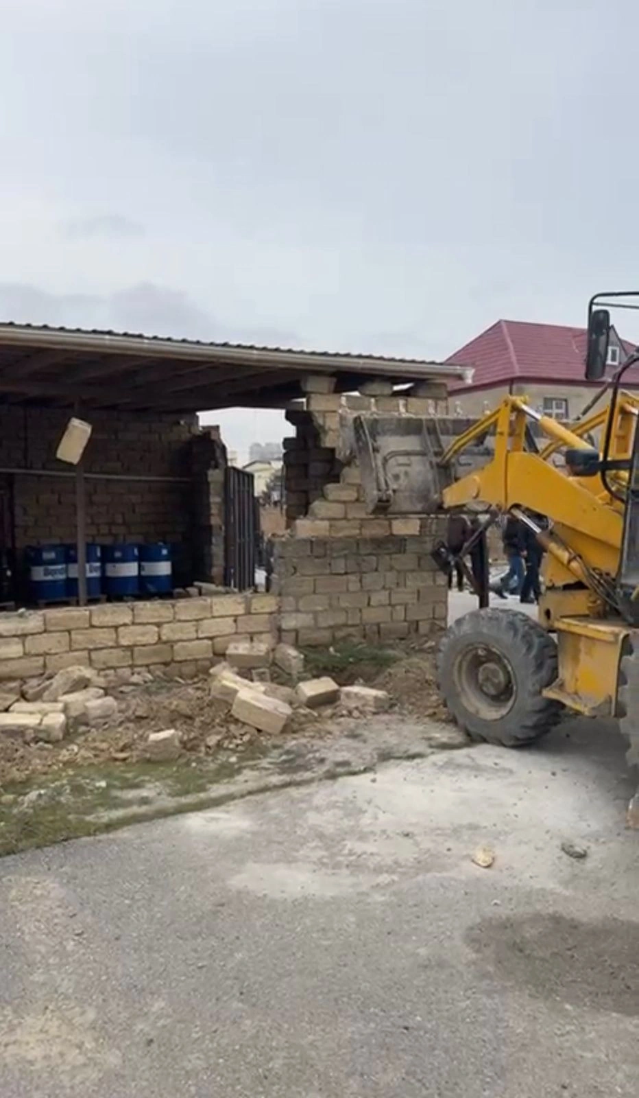 Bakıda daha bir qanunsuz tikili söküldü - FOTO/VİDEO