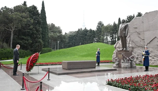 Latviya prezidenti Heydər Əliyevin məzarını ziyarət etdi - FOTO
