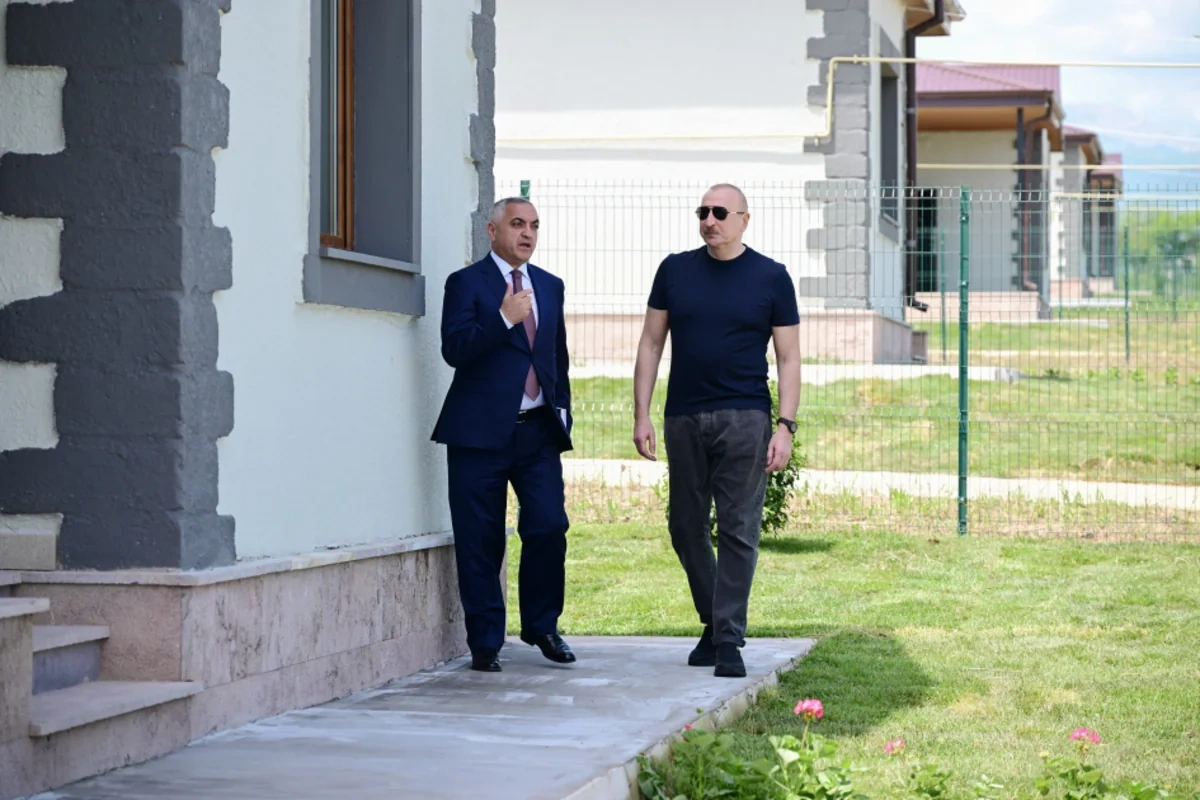İlham Əliyev Xocalıda hərbçilərə tikilən evlərlə tanış oldu - FOTO