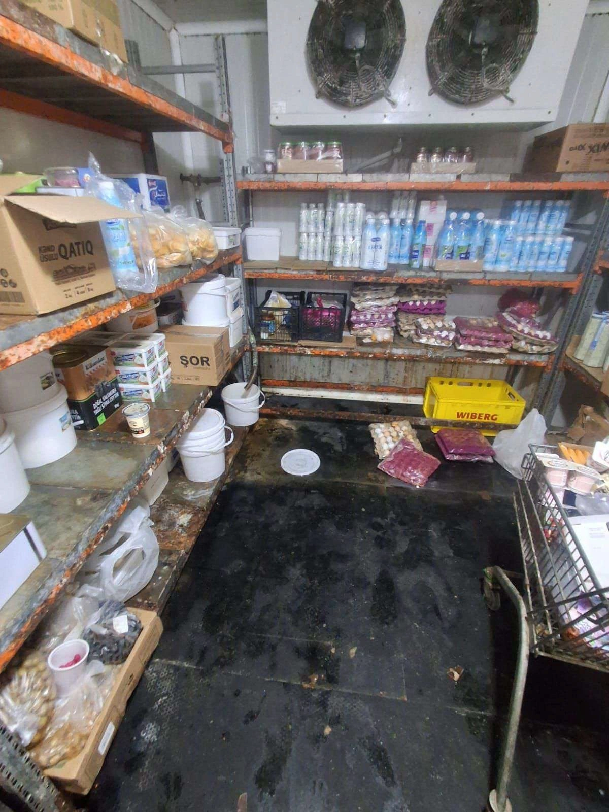 “Megastore”, “Volt” və “The Place”da istehlaka yararsız qida məhsulları aşkarlandı - FOTO