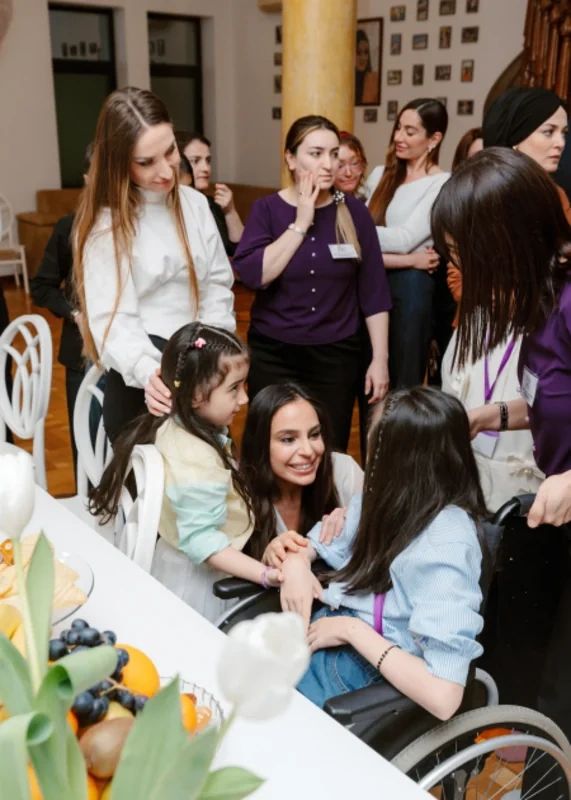 Leyla Əliyeva, Arzu Əliyeva və Alyona Əliyeva "Yaşama Dəstək" Mərkəzində olublar - FOTO