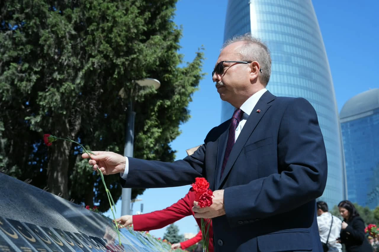 Türkiyənin Zəfər Günü münasibətilə Bakıda Türk Şəhidliyi abidəsi ziyarət olundu - FOTO