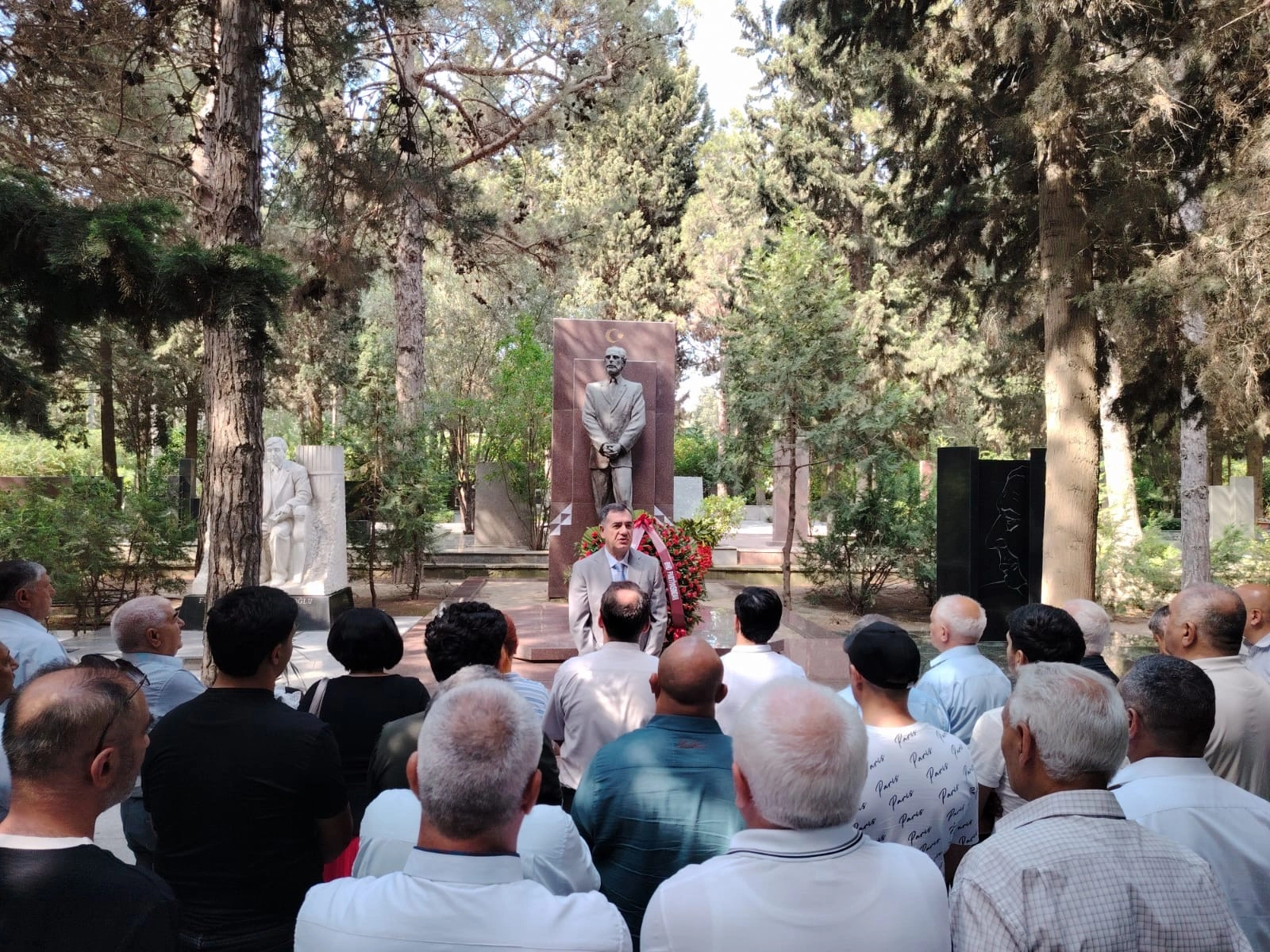 ƏHD Partiyası Əbülfəz Elçibəyin məzarını ziyarət edib - FOTO