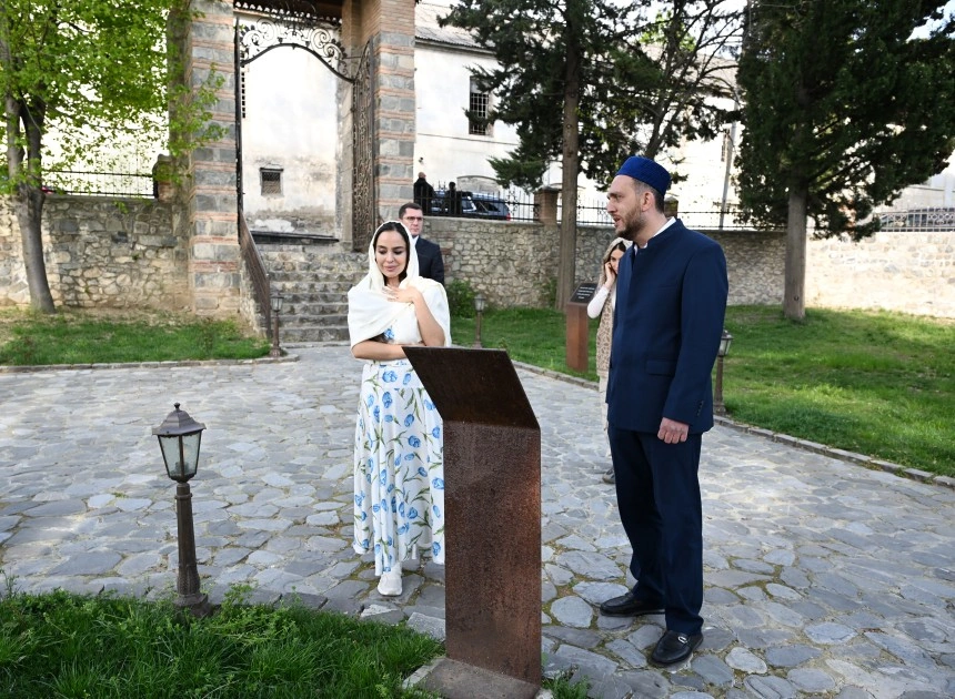 Leyla və Arzu Əliyevalar Şəkidə Xan məscidini ziyarət etdilər - FOTOLAR