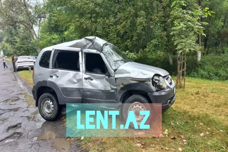 Türkiyədən gələn "TIR" Zaqatalada "Chevrolet"i vurub aşırdı: yaralılar var - FOTO