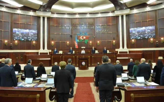 Deputatlar tətilə getdi
