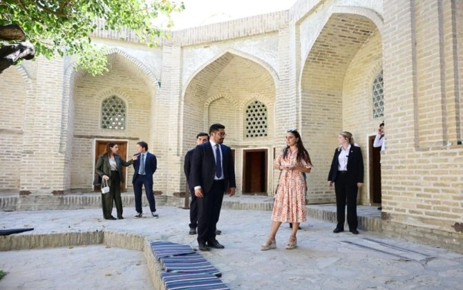 Leyla Əliyeva ilk Buxara Biennalesinin əsərləri ilə tanış olub - FOTO