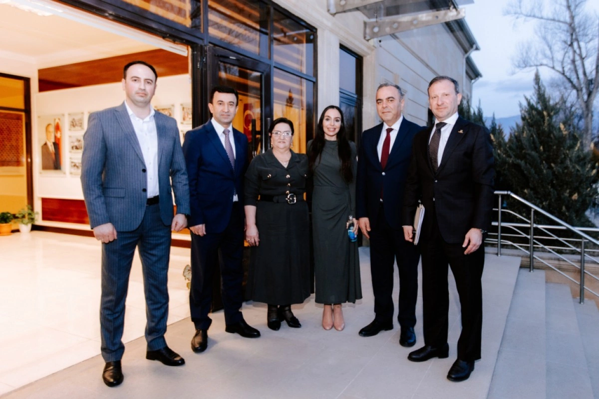 Leyla Əliyeva Şuşa məscidi üçün hazırlanmış dairəvi xalçanın kəsim mərasimində iştirak edib