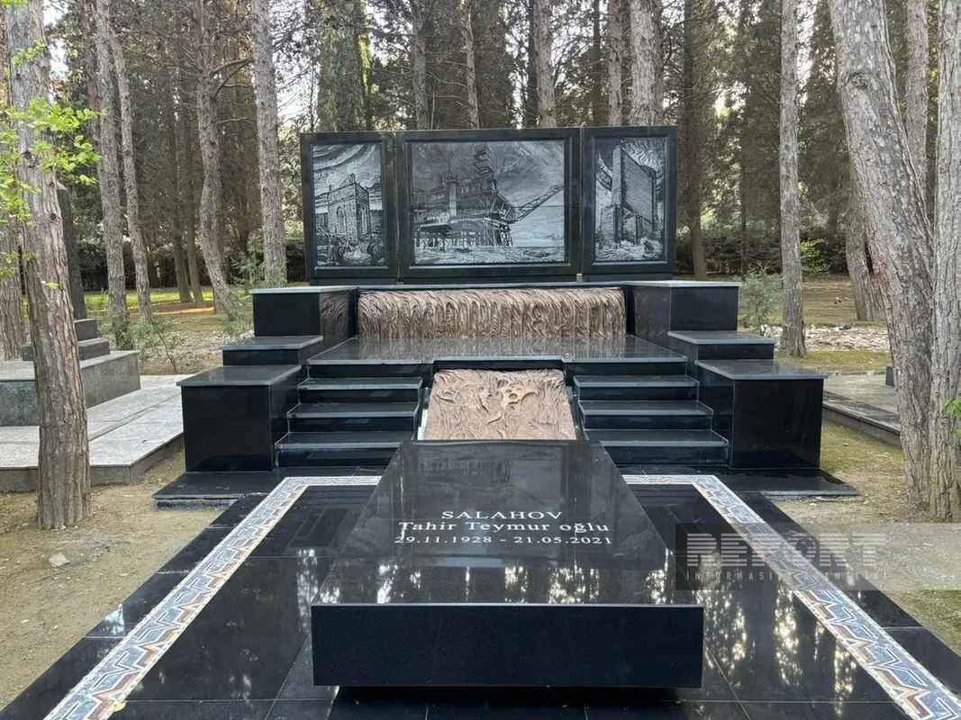 Xalq rəssamı Tahir Salahovun qəbirüstü abidəsi ucaldılıb - FOTO