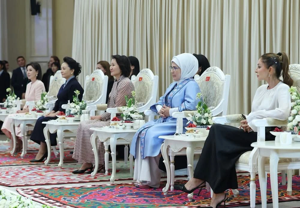 Mehriban Əliyeva Bişkekdə əl işləri sərgisini ziyarət edib - FOTO