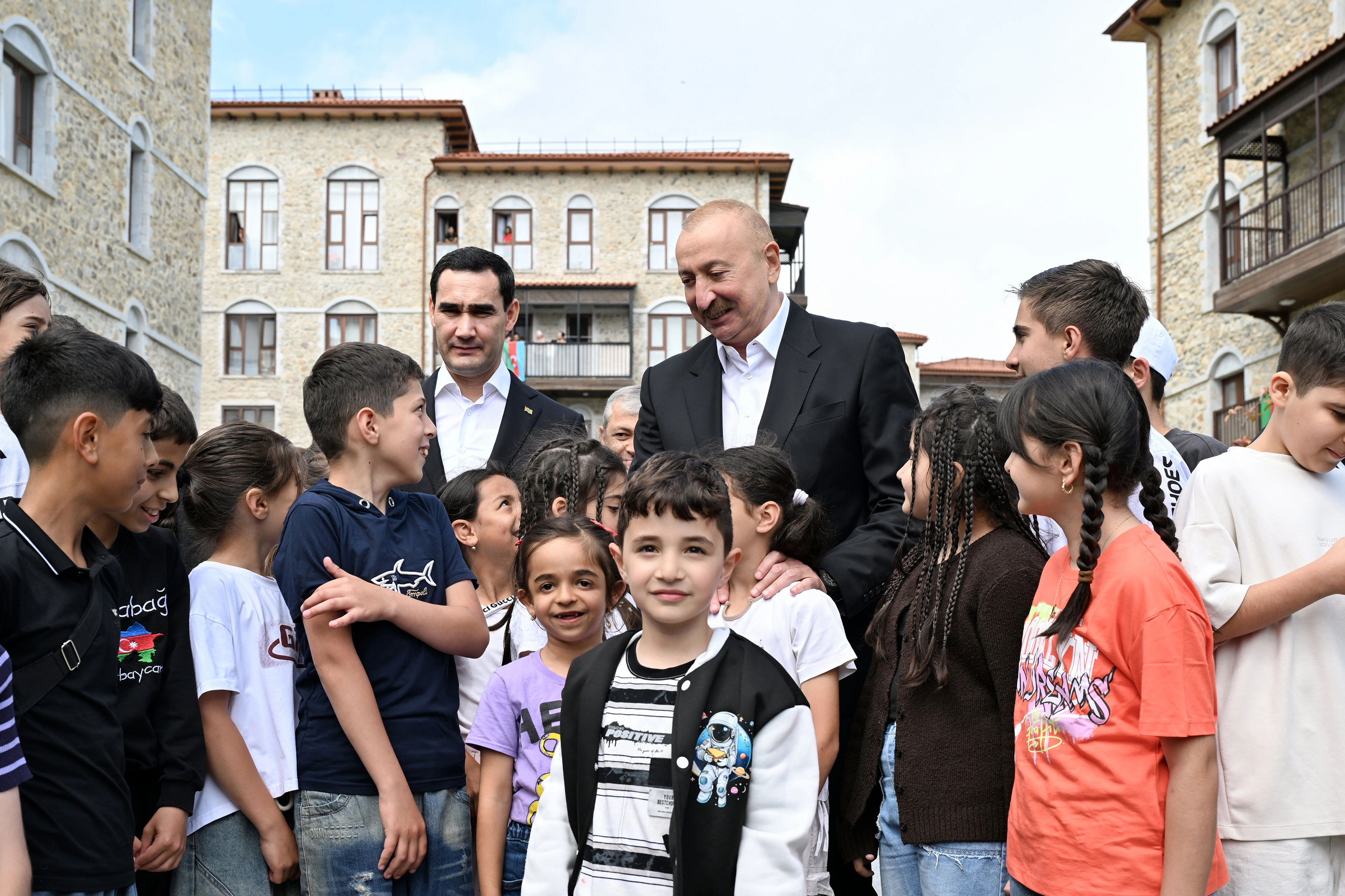 Prezidentlər Şuşa şəhərində inşa edilmiş birinci yaşayış kompleksində olublar - FOTO