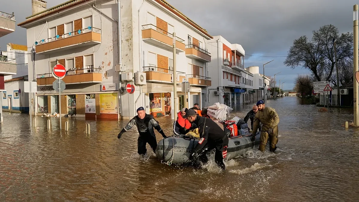 Portuqaliyada daşqınlar zamanı azı 16 nəfər ölüb