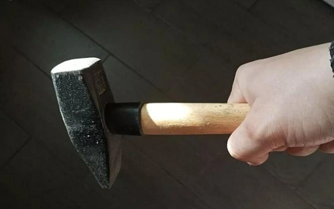 Qadınlara nifrət edən gənc oğlan anasını çəkiclə öldürdü: ÖMÜRLÜK CƏZA
