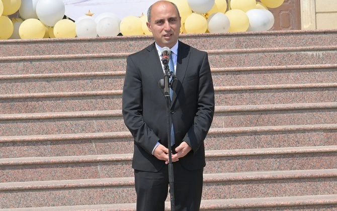 Emin Əmrullayev məzunları təbrik etdi