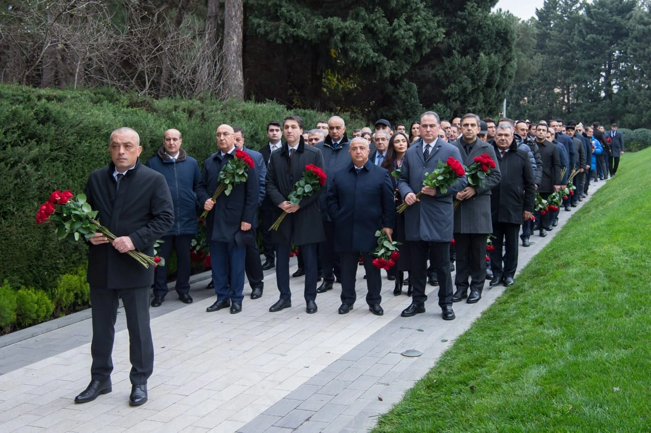 ADSEA kollektivi Fəxri xiyabanda Heydər Əliyevin xatirəsini andı - FOTO