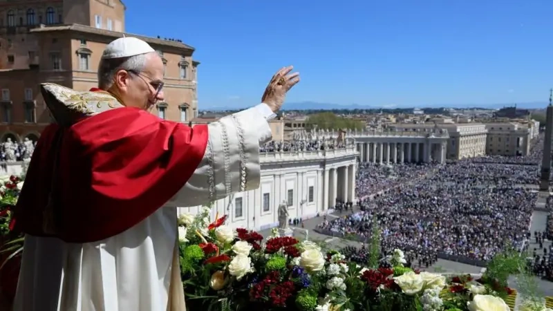 "Silahları yerə qoyun": Roma Papası ilk Pasxa müraciətində dünyaya sülh mesajı verdi - BBC