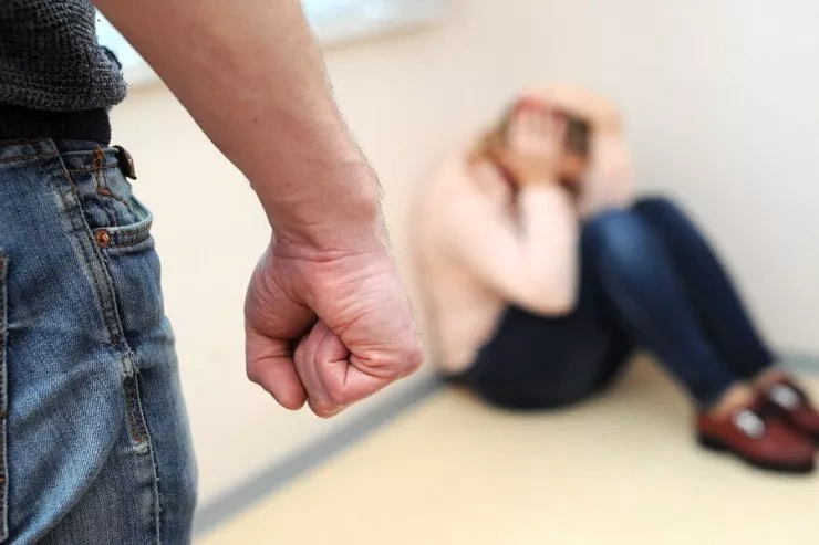 Yasda qadınlarla yazışan kişi arvadını vəhşicəsinə döydü - Masallıda