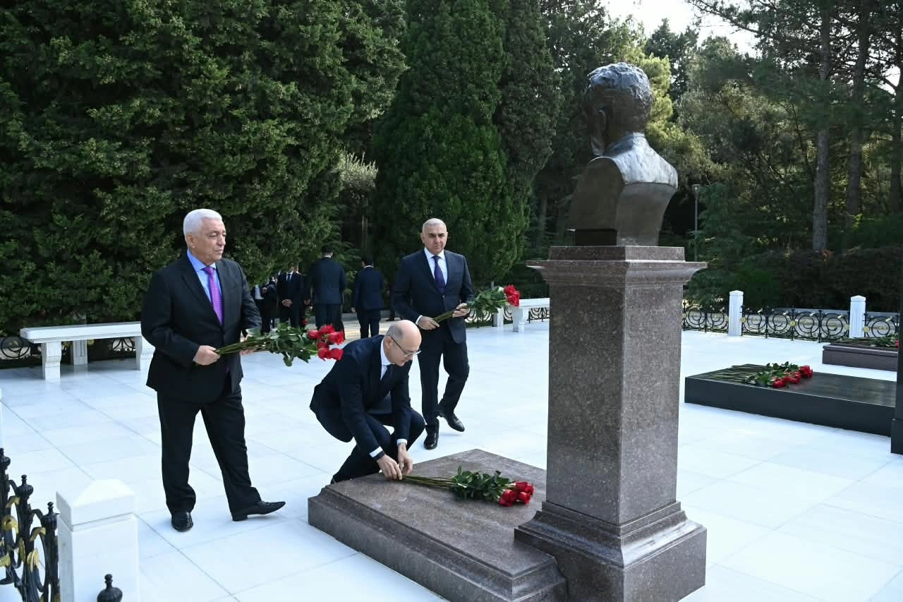 “Azərişıq” və “AzərEnerji”nin rəhbərliyi Fəxri xiyabanı ziyarət ediblər - FOTOLAR