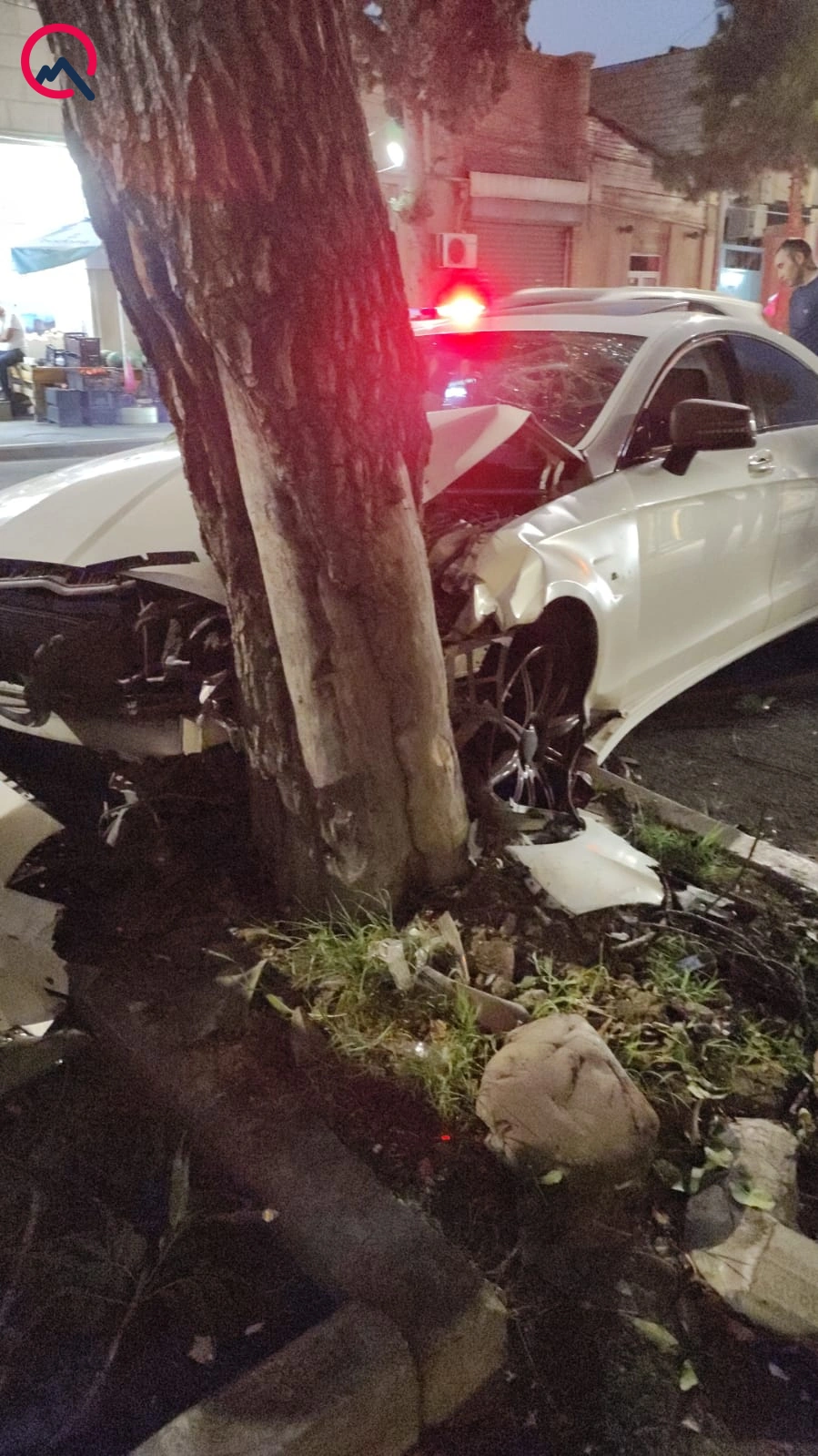 İdarəetməni itirib “Mercedes”i ağaca çırpdı - Yaralanan var