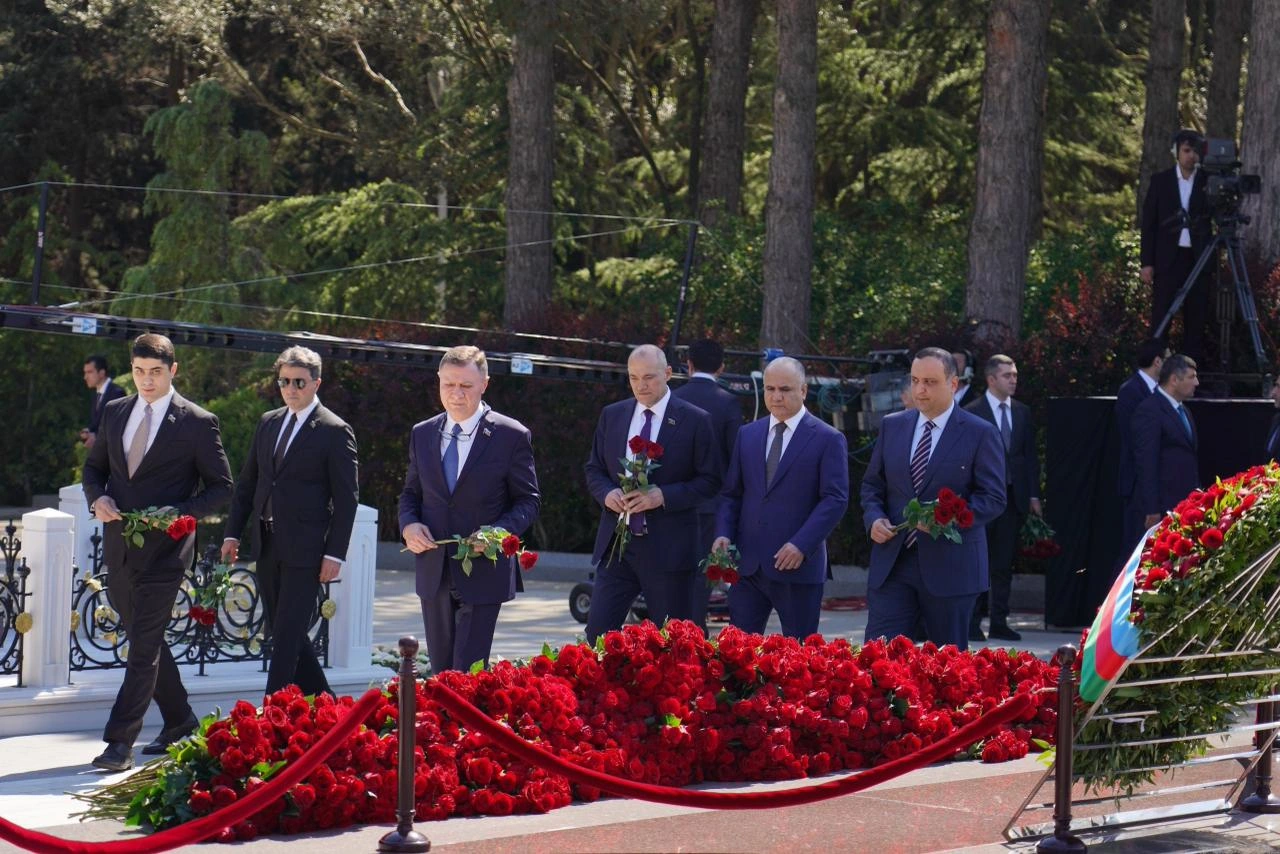 Milli Məclisin kollektivi Fəxri xiyabanı ziyarət etdi - FOTOLAR