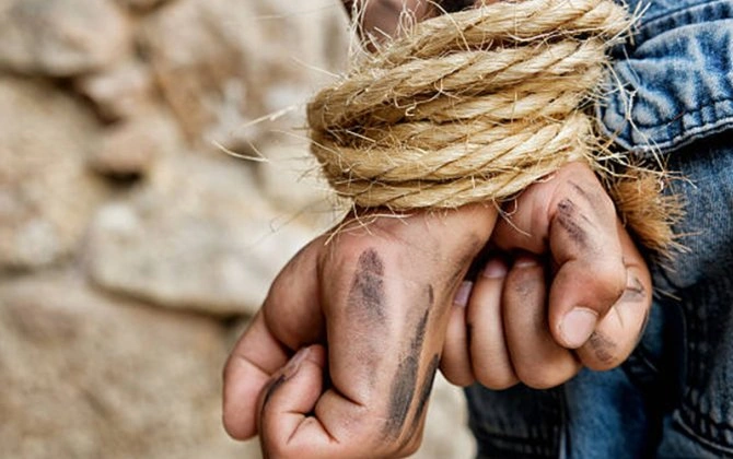 Dayılardan bacısı qızlarını sevən yeniyetməyə amansız davranış