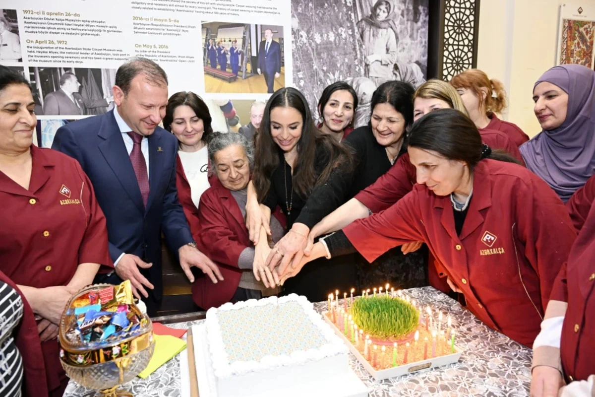 Leyla Əliyeva "Azərxalça"nın Şuşa məscidi üçün hazırladığı xalçaların kəsim mərasimində - FOTOLAR
