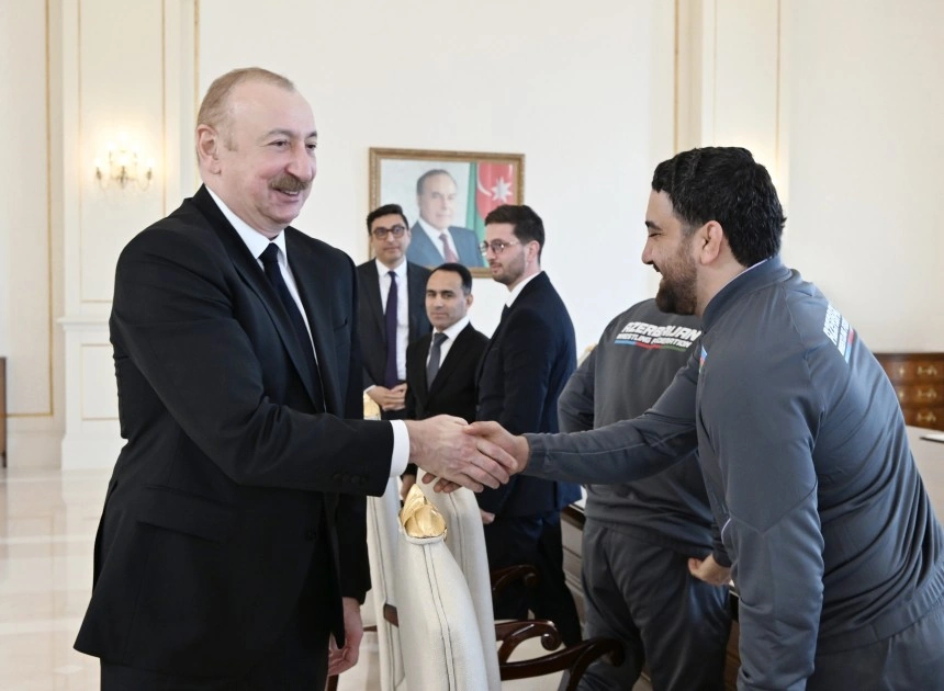 Prezident çempion olan güləşçiləri qəbul etdi - FOTOLAR