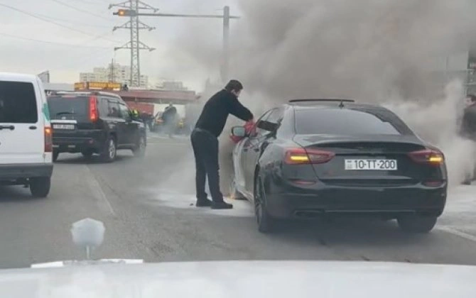 Bakıda "Maserati" yandı- Sürücü özü söndürdü (VİDEO)