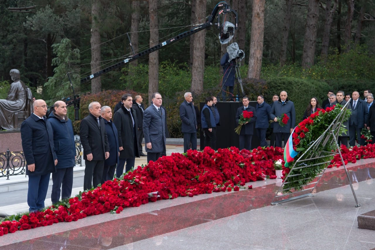 ADSEA kollektivi Fəxri xiyabanda Heydər Əliyevin xatirəsini andı - FOTO