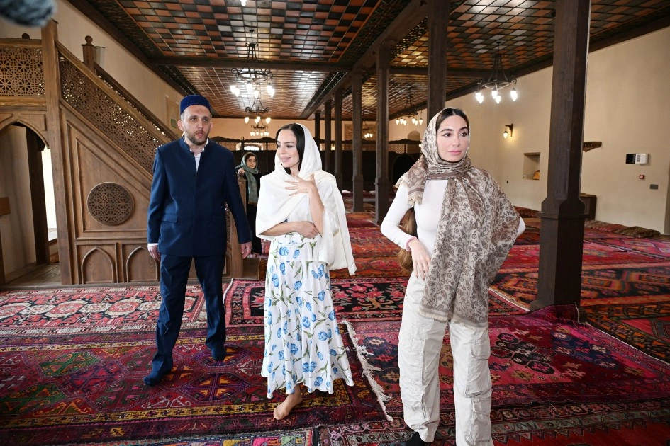 Leyla və Arzu Əliyevalar Şəkidə Xan məscidini ziyarət etdilər - FOTOLAR