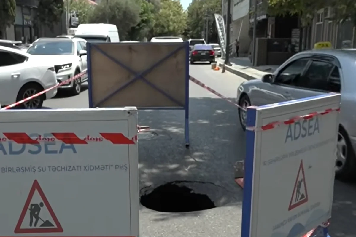Paytaxtda yol çökdü: Tıxacda qalan sürücülər çətin anlar yaşadılar - VİDEO