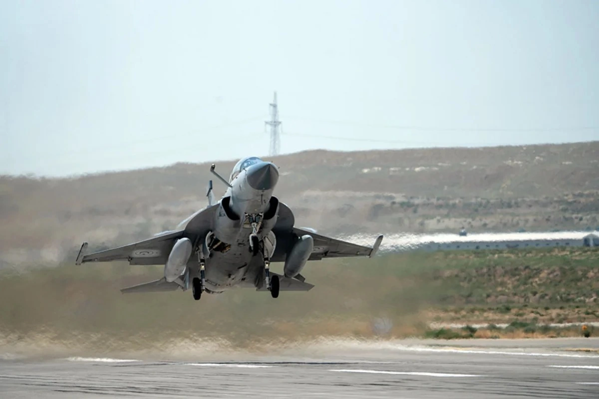 Pilotlarımız çətin döyüş manevrləri üzrə tapşırıqlar yerinə yetiriblər - FOTOLAR