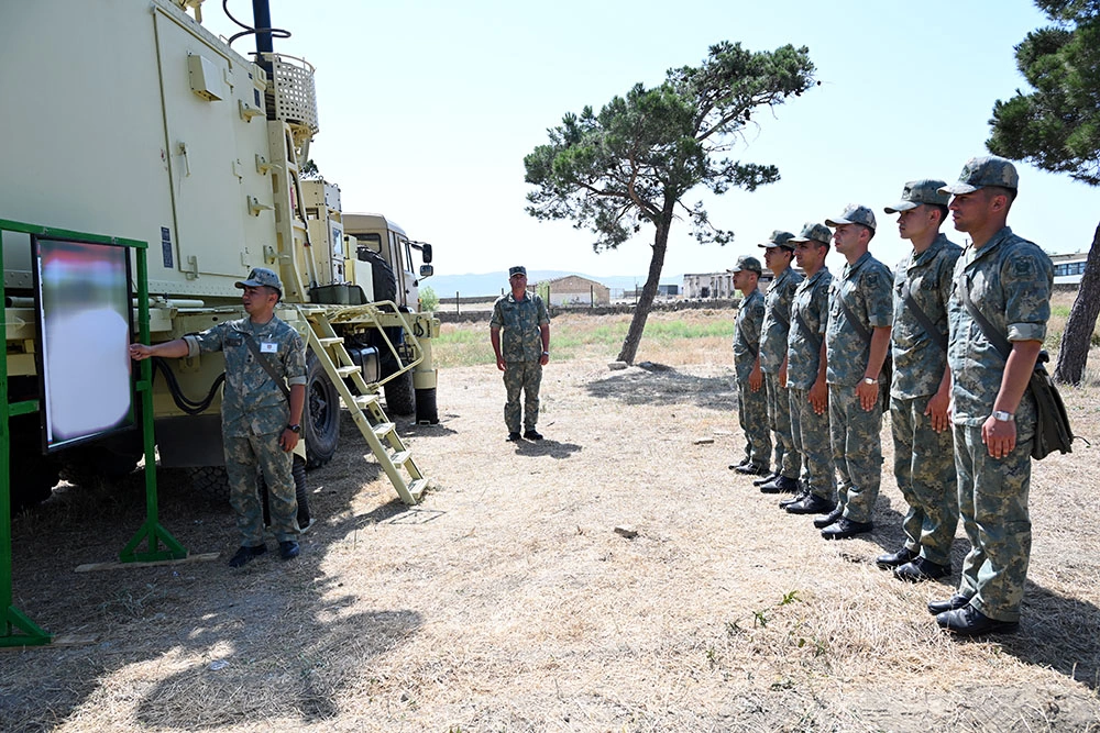 Azərbaycan Ordusunda gənc zabitlərlə nümayiş məşğələləri keçirildi - FOTO