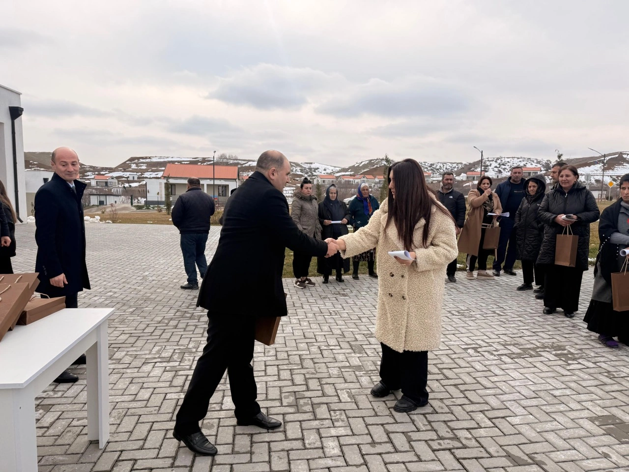 Cəbrayıl rayonunun Horovlu kəndinə çatan ailələrə evlərinin açarları təqdim olundu - FOTO