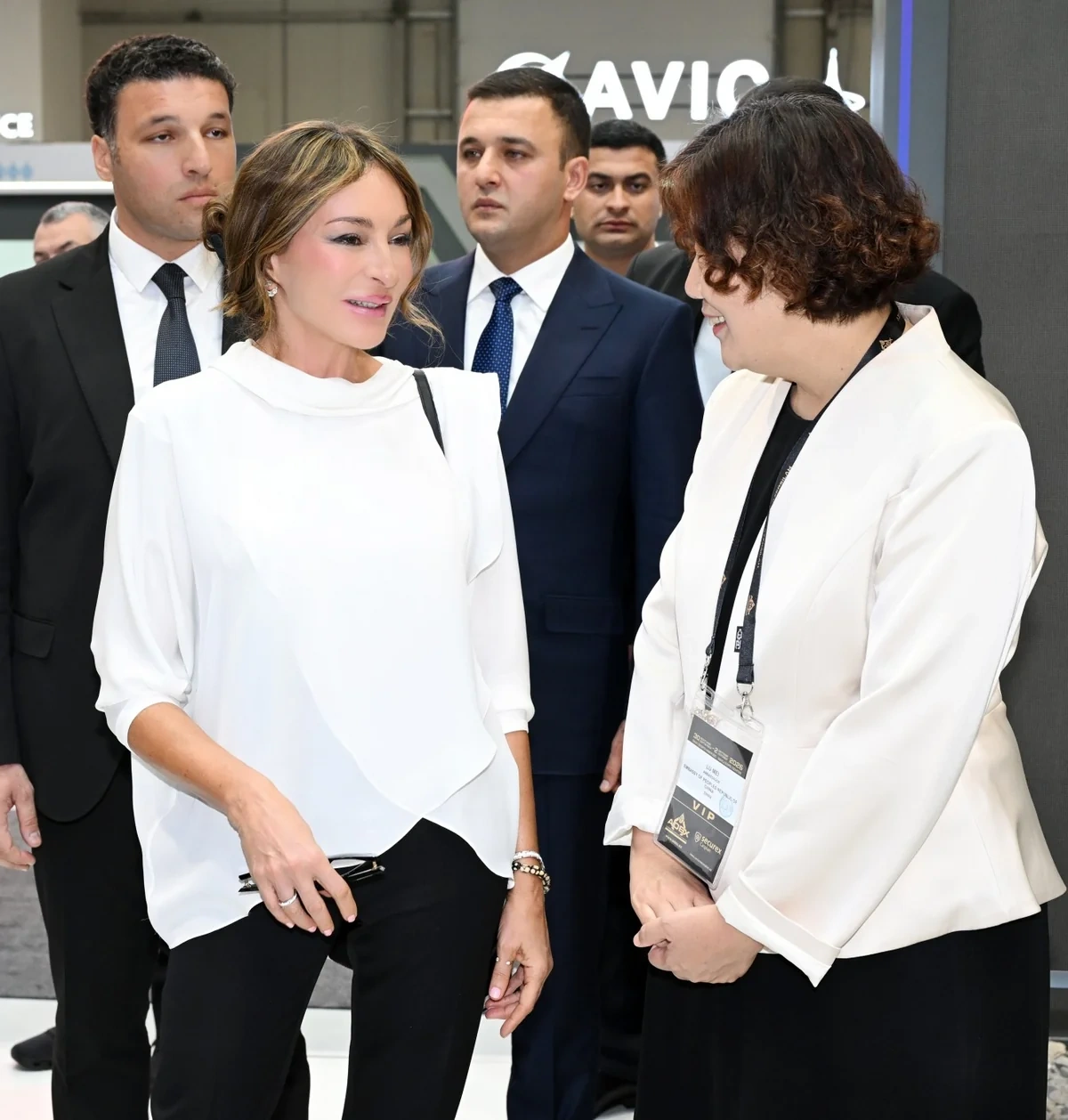Prezident və xanımı sərgilərlə tanış oldu - FOTOLAR - YENİLƏNİB
