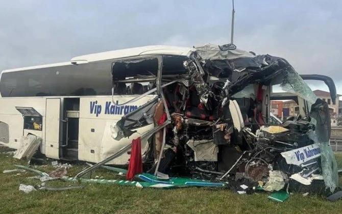 Türkiyədə sərnişin avtobusu avtomobillə toqquşdu - 30 nəfər xəsarət aldı