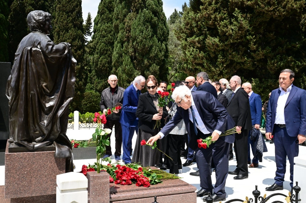 Mədəniyyət naziri və incəsənət xadimləri Ulu Öndərin məzarını ziyarət ediblər - FOTO