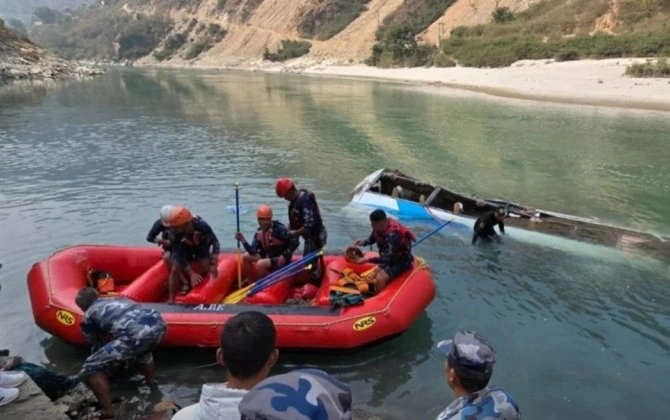 Banqladeşdə avtobus çaya düşüb: Çox sayda ölən və itkin düşən var