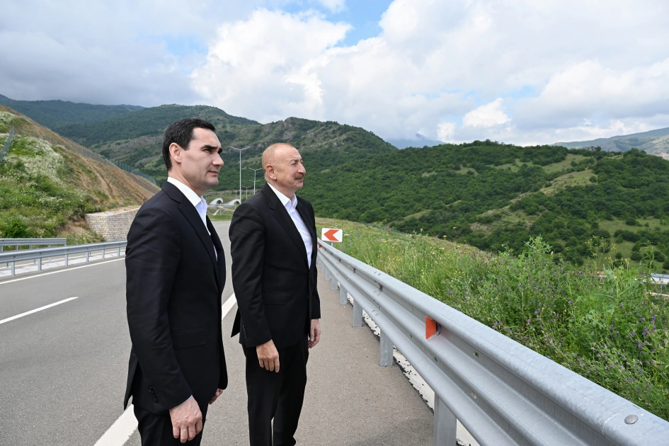 İlham Əliyev və Sərdar Berdiməhəmmədov Daşaltı kəndinin fonunda şəkil çəkdiriblər - FOTO
