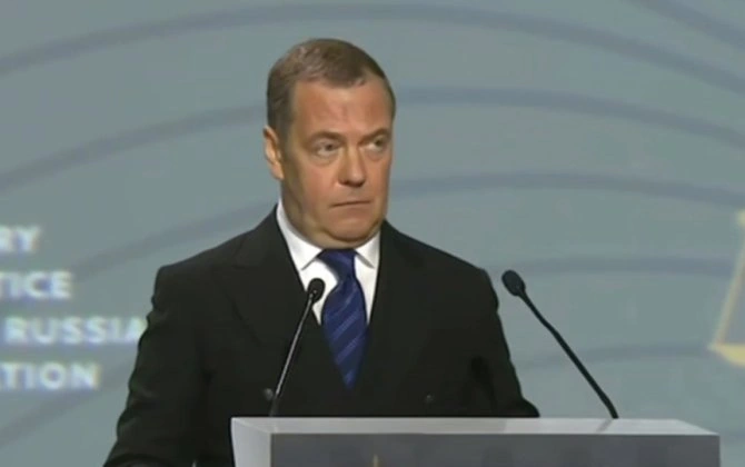 "Avropadakı hərbi zavodlar potensial hədəflərimizdir" - Medvedev