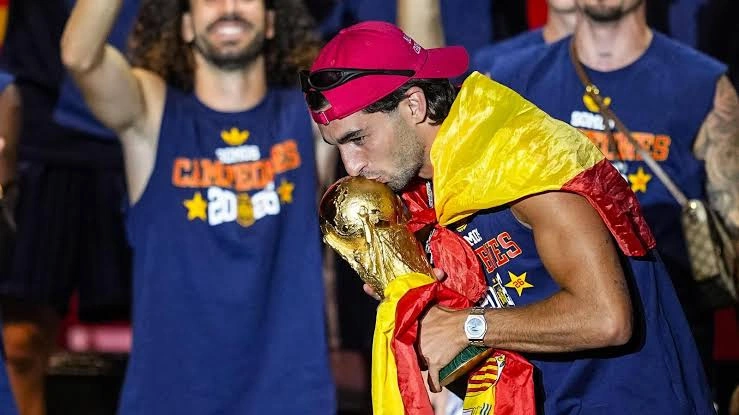 Ferranın ikonik anı İspaniya küçələrini bəzədi - FOTO