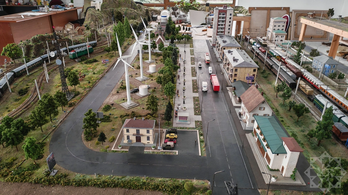 Bərdəli rəssam Qarabağın miniatür dəmir yolu maketini hazırlayır - FOTO