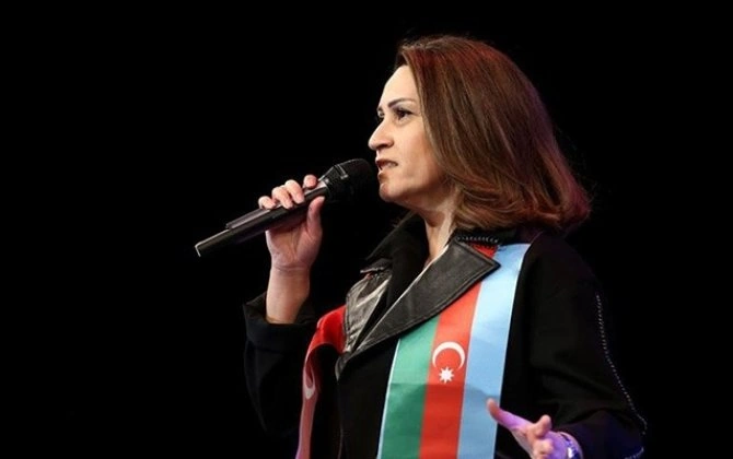 Xalq artisti məşhur türk aparıcıya "ƏSƏBİLƏŞDİ" - VİDEO