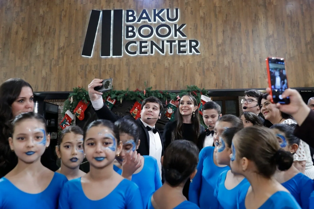 Bakı Kitab Mərkəzində SOCAR-ın dəstəyi ilə hazırlanmış "Qara qızılın sirri" adlı kitabın təqdimatı keçirilib - FOTO