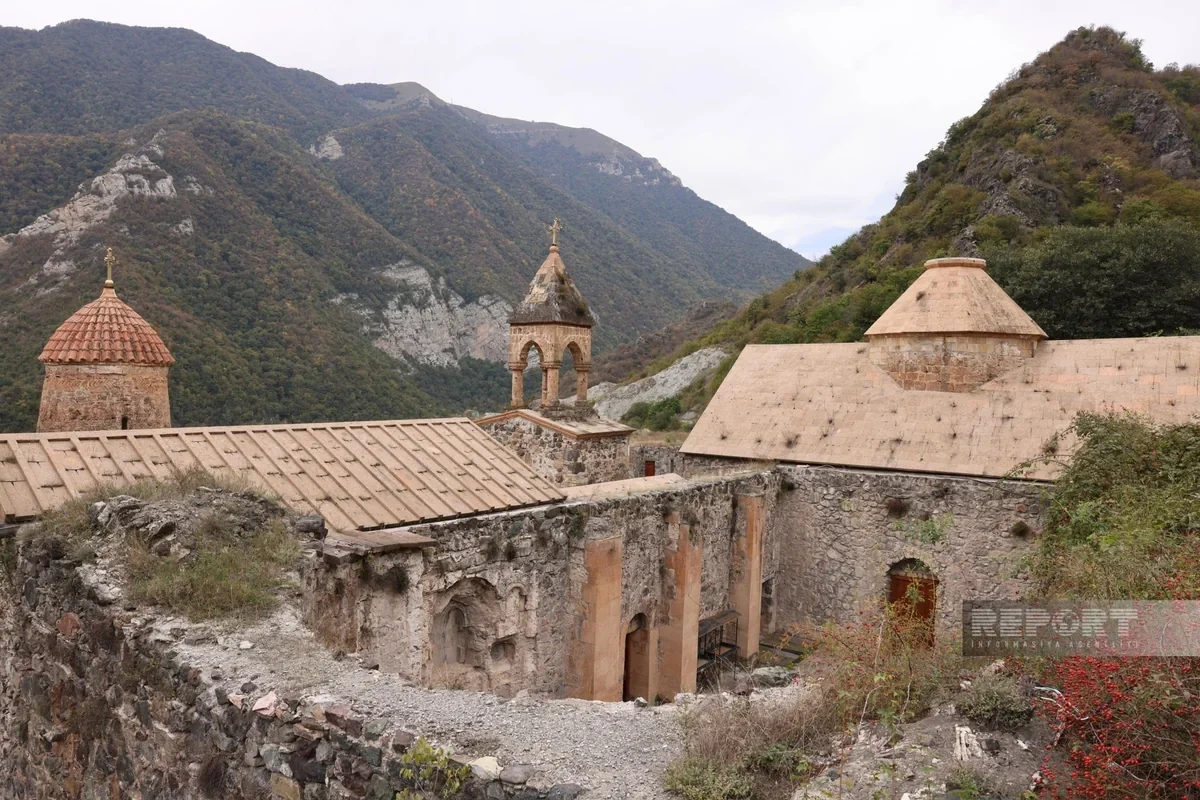 Beynəlxalq səyyahlar Kəlbəcərdəki Xudavəng monastırında olublar - FOTO