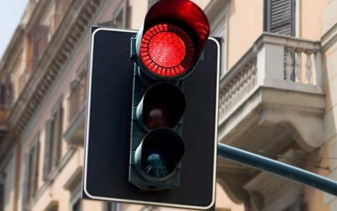 Qırmızıdan keçən maşın avtobusa ÇIRPILDI - FOTO