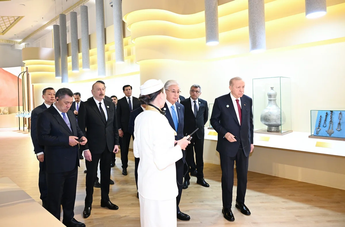İlham Əliyev və TDT-nin qeyri-rəsmi Zirvə görüşünün digər iştirakçıları Türküstanda bir sıra mədəni məkanlarla tanış olublar - FOTO