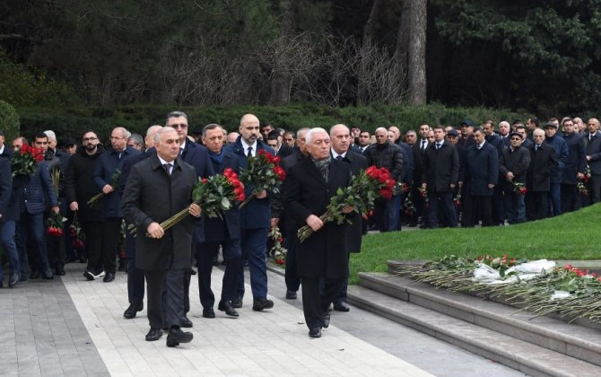 "Azərişıq" və "AzərEnerji"də Ulu Öndər Heydər Əliyevin anım günü ilə bağlı tədbirlər keçirilib
